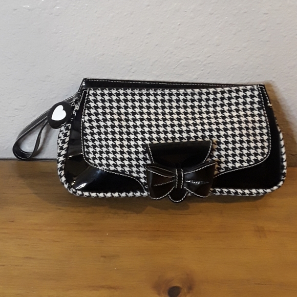 Emanuel Ungaro Handbags - Black & White Emanuel Ungaro Paris Clutch Wristlet